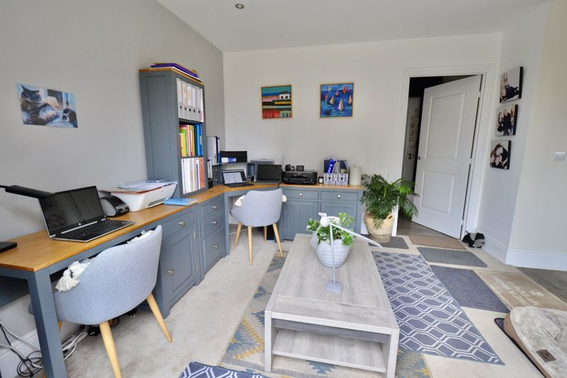 Lodge Park Drive, Evesham, WR11 3JY • Chatterton Estate Agent